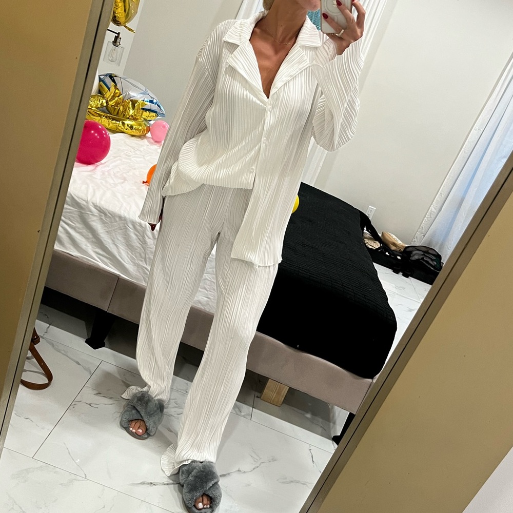 White lounge set